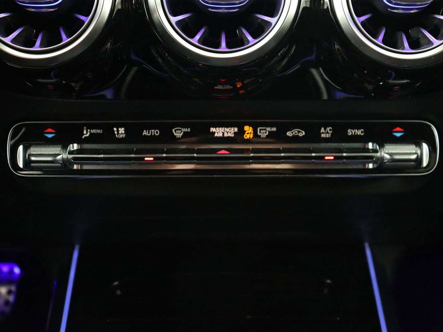 Mercedes-Benz B-Klasse 200 Business Solution AMG | Half Leder/Alcantara | Stoelverwarming | Sfeerverlichting | Camera | Navigatie