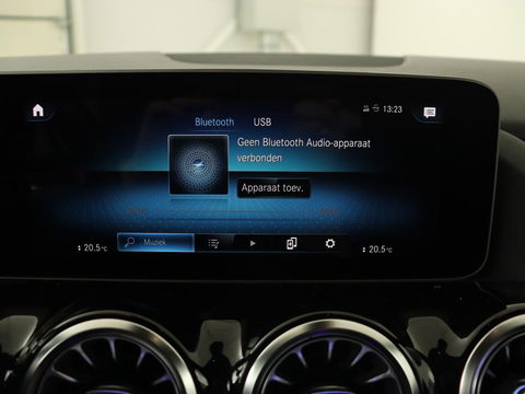 Mercedes-Benz B-Klasse 200 Business Solution AMG | Half Leder/Alcantara | Stoelverwarming | Sfeerverlichting | Camera | Navigatie