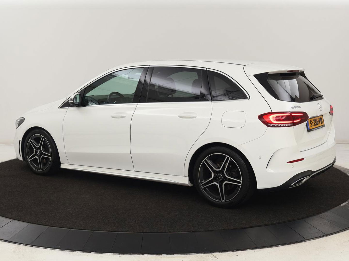 Mercedes-Benz B-Klasse 200 Business Solution AMG | Half Leder/Alcantara | Stoelverwarming | Sfeerverlichting | Camera | Navigatie