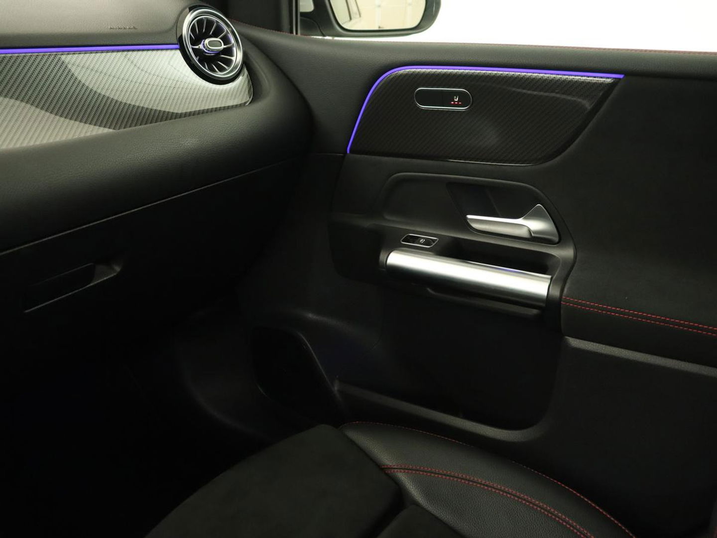 Mercedes-Benz B-Klasse 200 Business Solution AMG | Half Leder/Alcantara | Stoelverwarming | Sfeerverlichting | Camera | Navigatie
