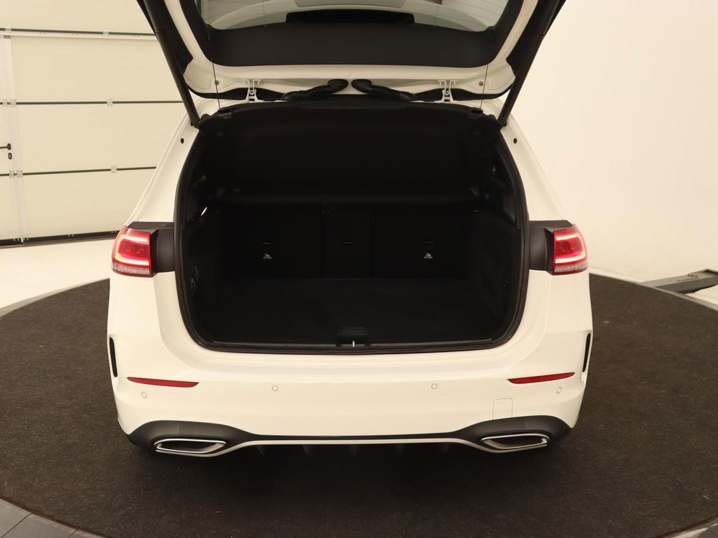 Mercedes-Benz B-Klasse 200 Business Solution AMG | Half Leder/Alcantara | Stoelverwarming | Sfeerverlichting | Camera | Navigatie