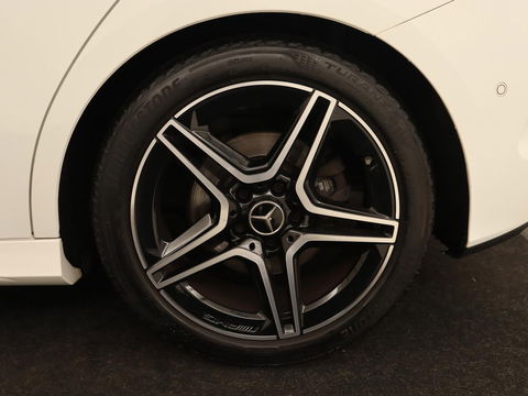 Mercedes-Benz B-Klasse 200 Business Solution AMG | Half Leder/Alcantara | Stoelverwarming | Sfeerverlichting | Camera | Navigatie