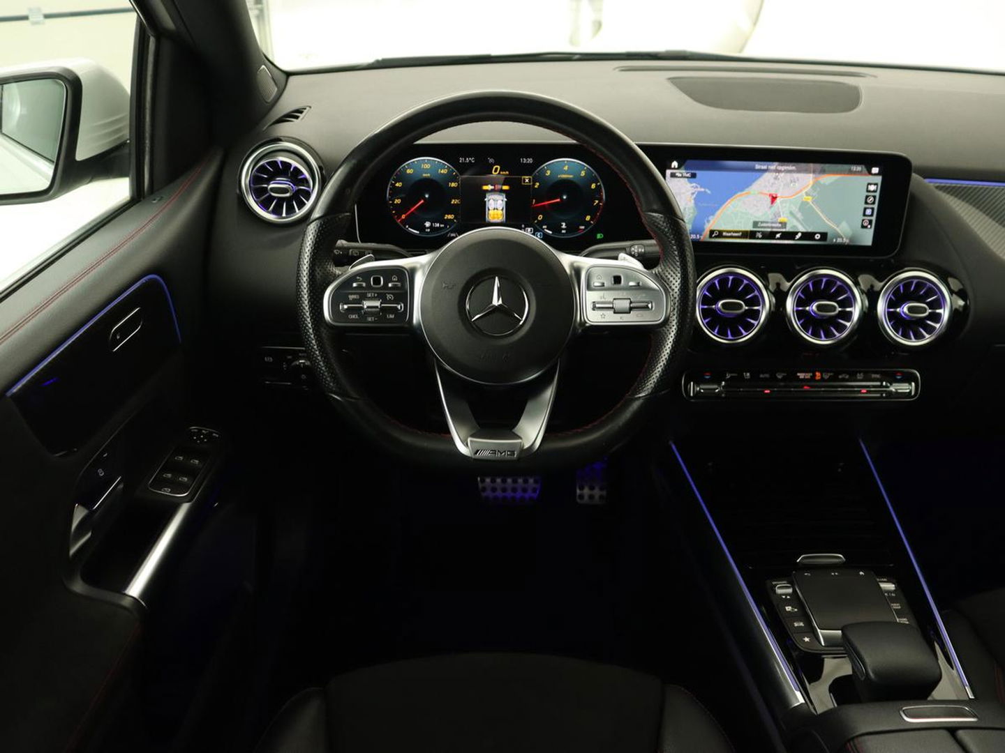 Mercedes-Benz B-Klasse 200 Business Solution AMG | Half Leder/Alcantara | Stoelverwarming | Sfeerverlichting | Camera | Navigatie