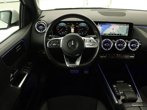 Mercedes-Benz B-Klasse 200 Business Solution AMG | Half Leder/Alcantara | Stoelverwarming | Sfeerverlichting | Camera | Navigatie