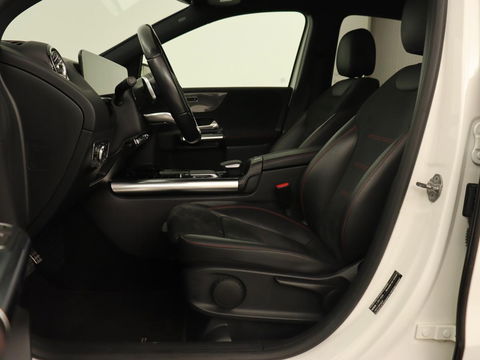 Mercedes-Benz B-Klasse 200 Business Solution AMG | Half Leder/Alcantara | Stoelverwarming | Sfeerverlichting | Camera | Navigatie