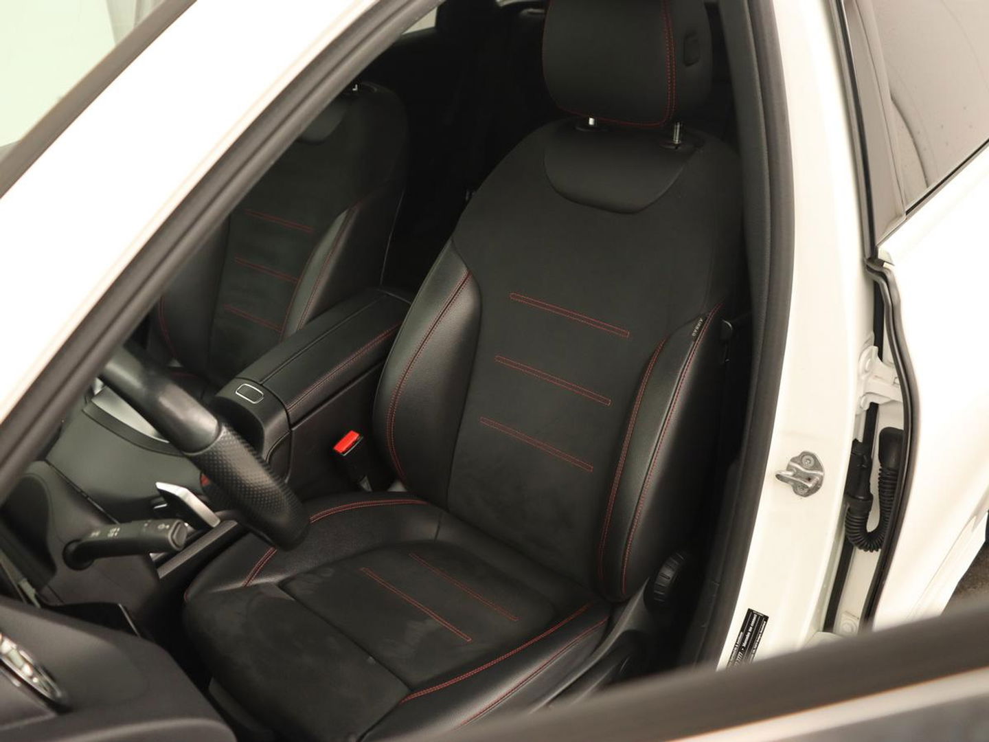 Mercedes-Benz B-Klasse 200 Business Solution AMG | Half Leder/Alcantara | Stoelverwarming | Sfeerverlichting | Camera | Navigatie