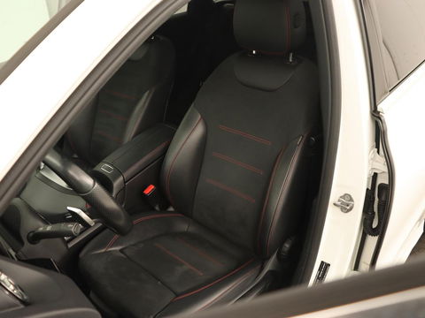 Mercedes-Benz B-Klasse 200 Business Solution AMG | Half Leder/Alcantara | Stoelverwarming | Sfeerverlichting | Camera | Navigatie