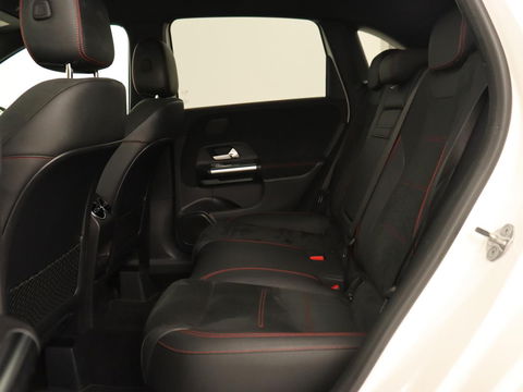 Mercedes-Benz B-Klasse 200 Business Solution AMG | Half Leder/Alcantara | Stoelverwarming | Sfeerverlichting | Camera | Navigatie