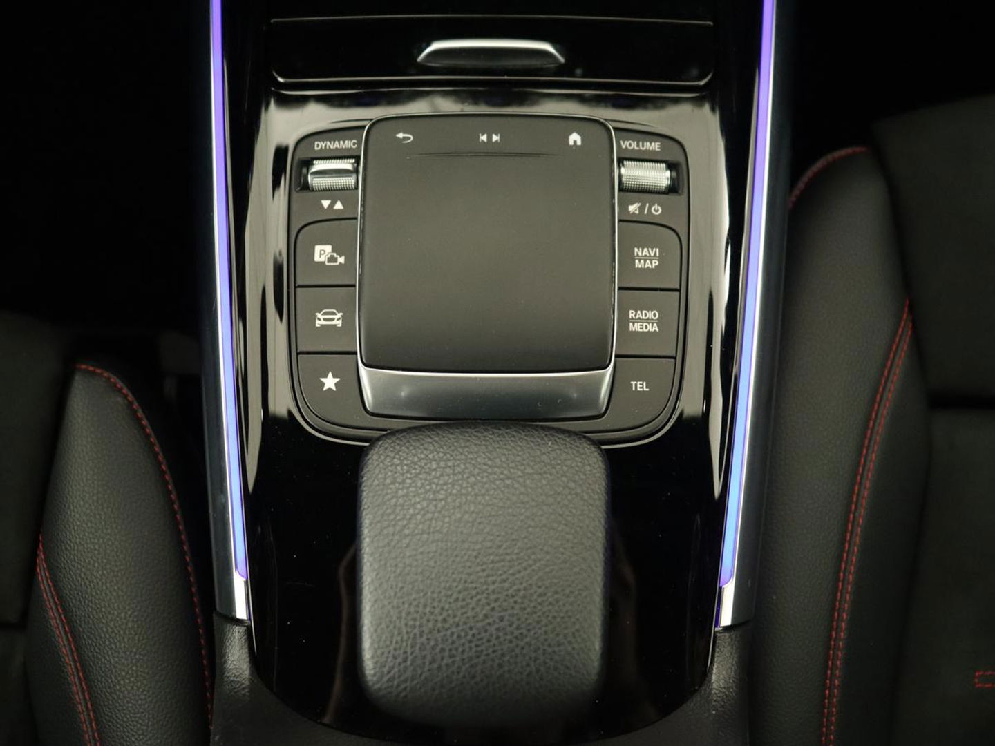 Mercedes-Benz B-Klasse 200 Business Solution AMG | Half Leder/Alcantara | Stoelverwarming | Sfeerverlichting | Camera | Navigatie
