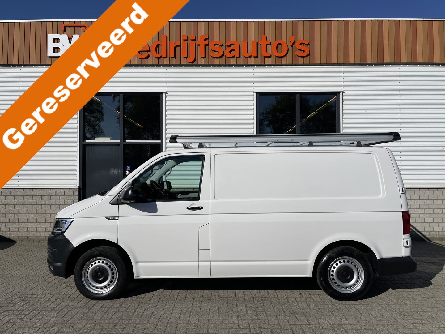 Volkswagen Transporter 2.0 TDI 102pk euro 6 / L1H1 Comfortline / bpm vrij / vaste prijs rijklaar € 12.950 ex btw / lease vanaf € 218 / Bott ingerichte laadruimte / imperial / trekhaak / bijrijdersbank !