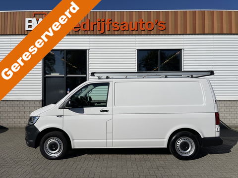 Volkswagen Transporter 2.0 TDI 102pk euro 6 / L1H1 Comfortline / bpm vrij / vaste prijs rijklaar € 12.950 ex btw / lease vanaf € 218 / Bott ingerichte laadruimte / imperial / trekhaak / bijrijdersbank !