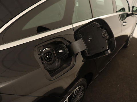 Mercedes-Benz CLA-Klasse Shooting Brake 250 e AMG Line | Half Leder | Carplay | Stoelverwarming | Camera | LED | Navigatie | Adaptive Cruise