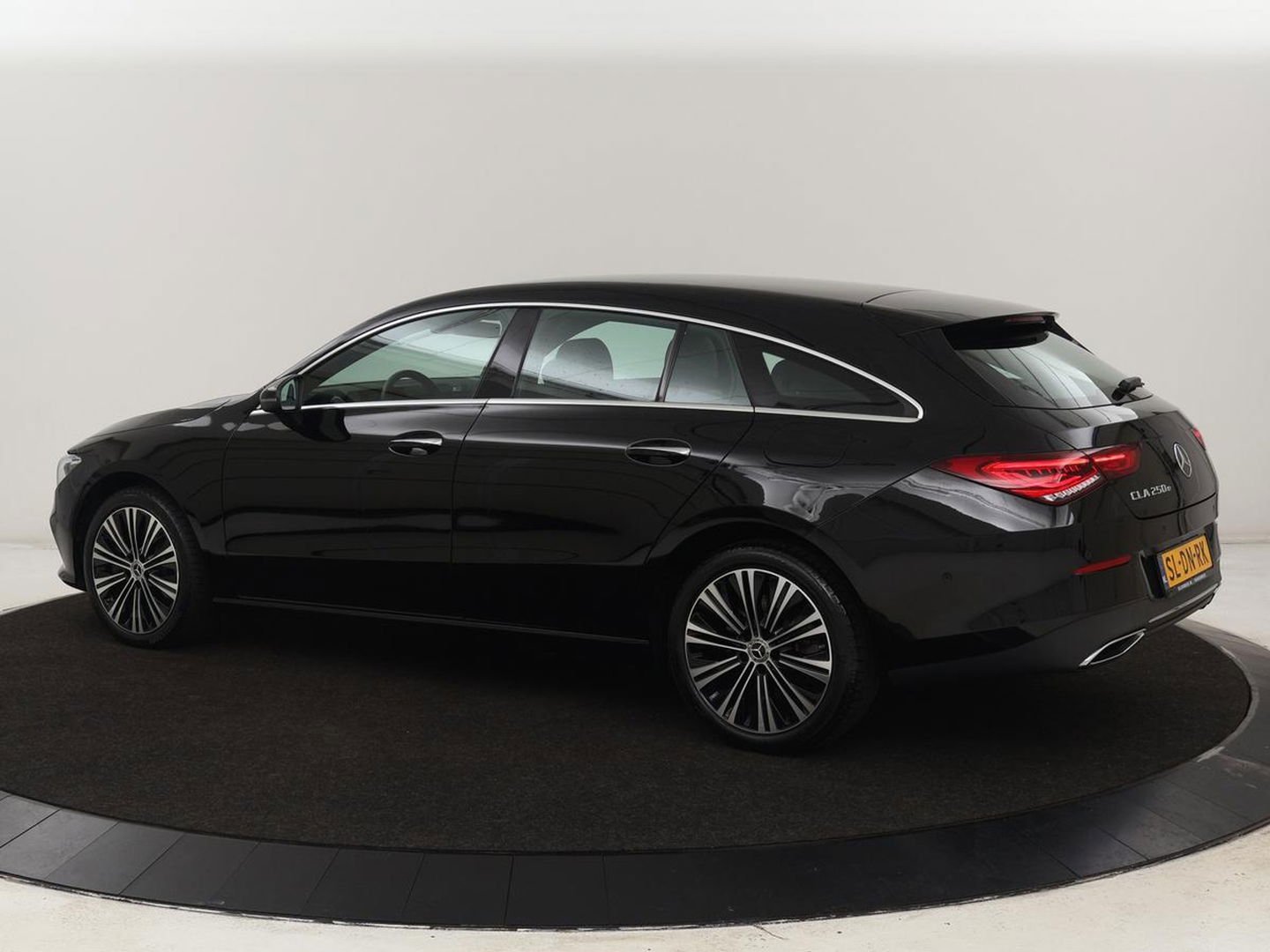 Mercedes-Benz CLA-Klasse Shooting Brake 250 e AMG Line | Half Leder | Carplay | Stoelverwarming | Camera | LED | Navigatie | Adaptive Cruise