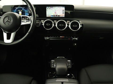 Mercedes-Benz CLA-Klasse Shooting Brake 250 e AMG Line | Half Leder | Carplay | Stoelverwarming | Camera | LED | Navigatie | Adaptive Cruise