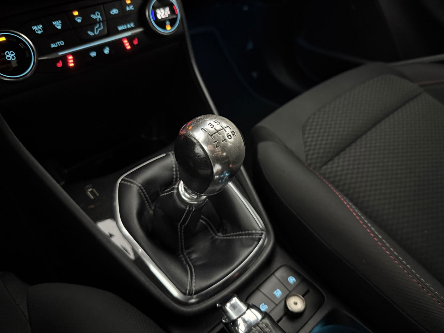 Ford Fiesta 1.0 EcoBoost ST-Line | Carplay | LED | Cruise | Navi | Parkeersens. | Keyless | NAP
