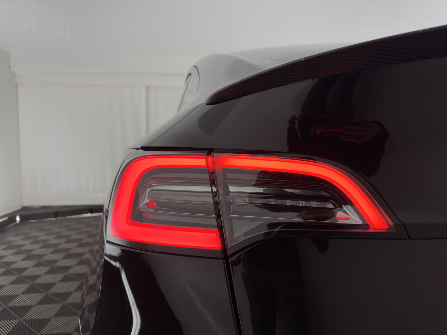 Tesla Model Y Performance AWD 75 kWh {SOH-84%} [ 3-Fase ] (INCL-BTW) Aut. *PANO | AUTO-PILOT | LUXURY-LEATHER | TOP-VIEW | NAVI-FULLMAP | MATRIX-LED | DIGI-COCKPIT | KEYLESS | CAMERA | DAB+ | HEATED-COMFORTSEATS | PRIVACY-GLASS | 21''ALU*