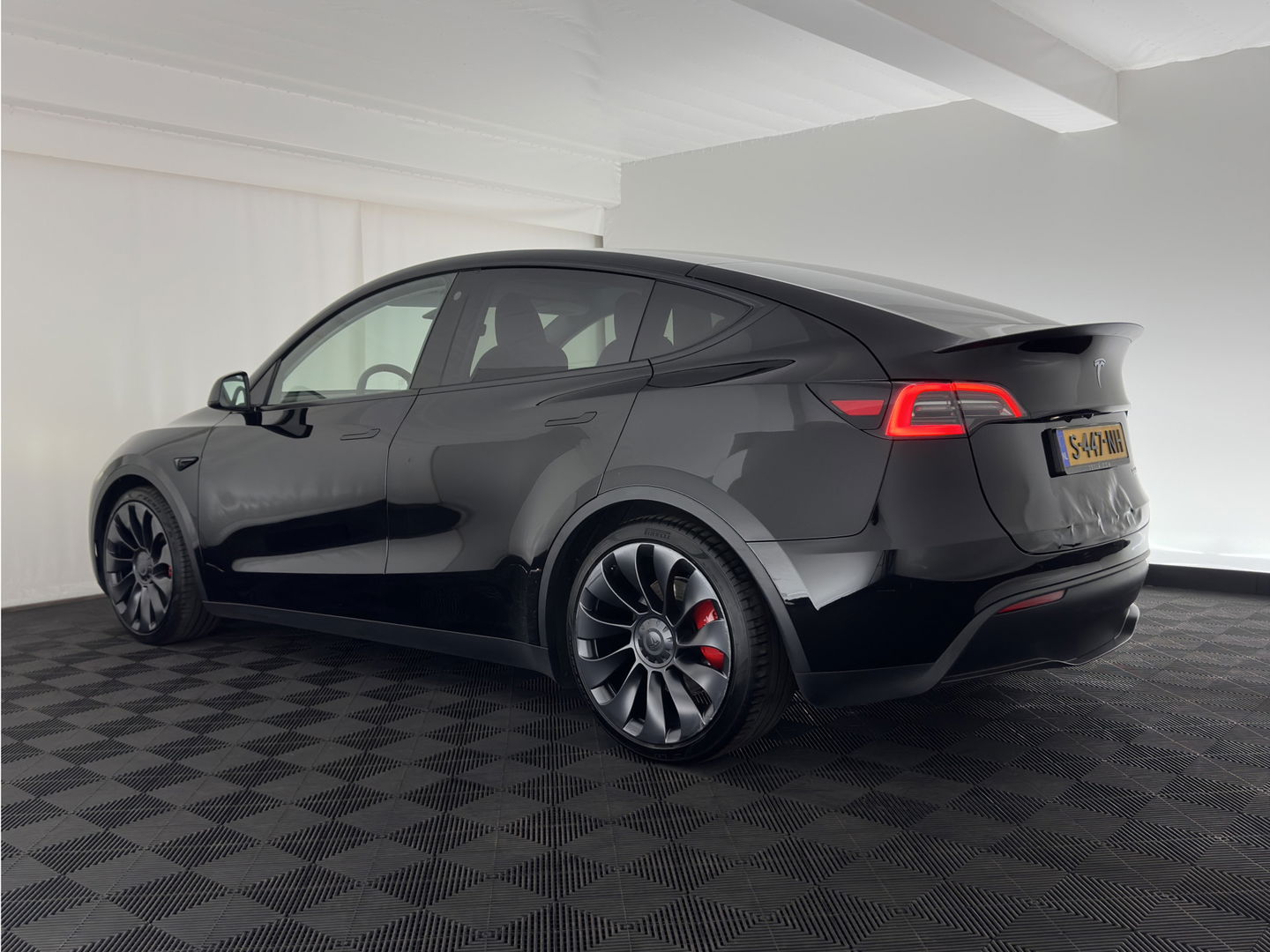 Tesla Model Y Performance AWD 75 kWh {SOH-84%} [ 3-Fase ] (INCL-BTW) Aut. *PANO | AUTO-PILOT | LUXURY-LEATHER | TOP-VIEW | NAVI-FULLMAP | MATRIX-LED | DIGI-COCKPIT | KEYLESS | CAMERA | DAB+ | HEATED-COMFORTSEATS | PRIVACY-GLASS | 21''ALU*