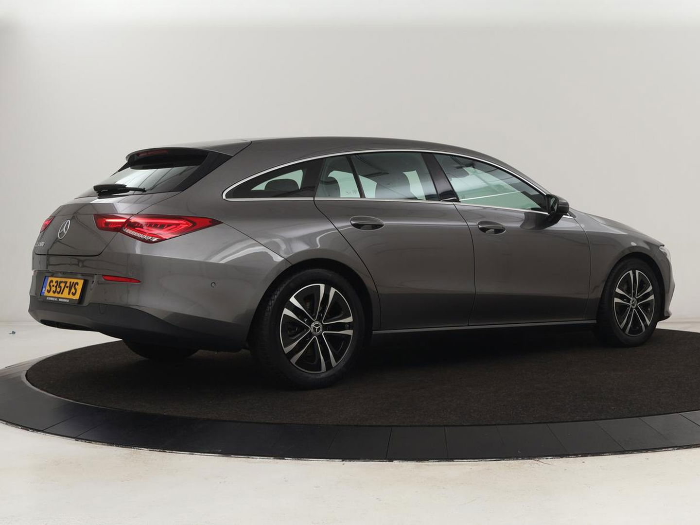 Mercedes-Benz CLA-Klasse Shooting Brake 180 Business Line | Half Leder | 1e eigenaar | Stoelverwarming | Cruise Control | Navigatie | Camera | Widescreen