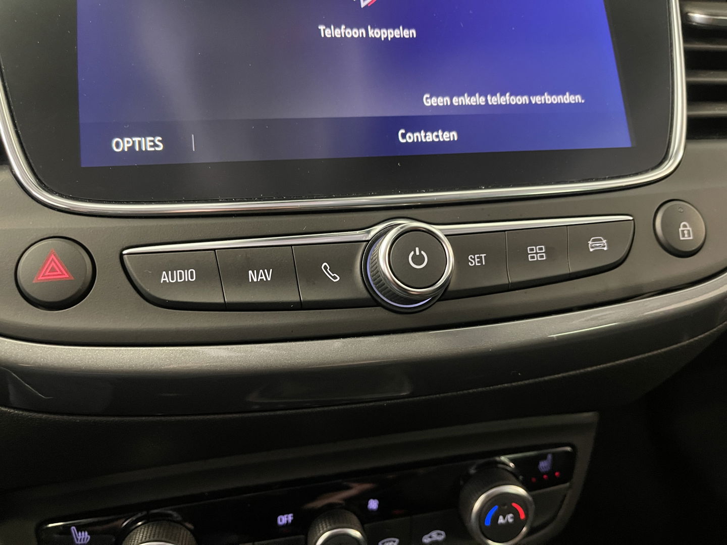 Opel Crossland 1.2 Turbo Elegance | Achteruitrijcamera | Cruise Control | Navigatie | Apple Carplay/Android Auto | Stuurverwarming | Stoelverwarming |  Airconditioning |