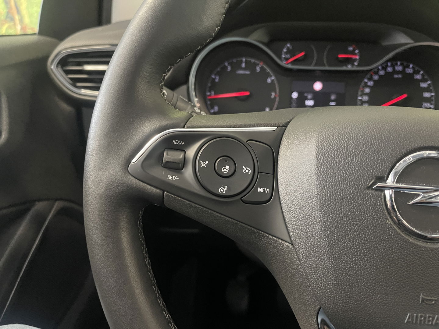 Opel Crossland 1.2 Turbo Elegance | Achteruitrijcamera | Cruise Control | Navigatie | Apple Carplay/Android Auto | Stuurverwarming | Stoelverwarming |  Airconditioning |