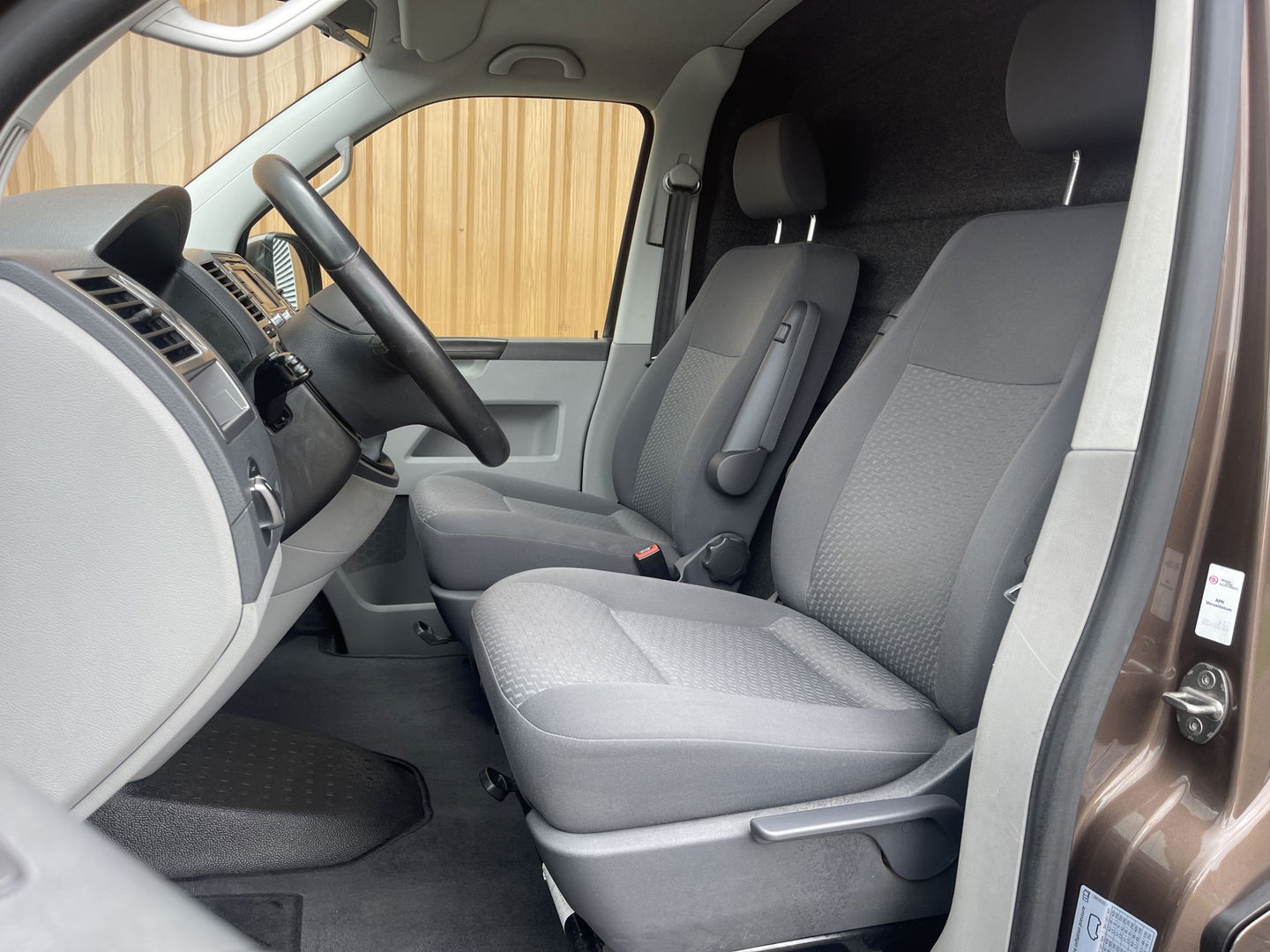 Volkswagen Transporter 2.0 TDI L1H1 BM DC Comfortline | EX BTW | 1e Eigenaar | Cruise Control | Trekhaak |Parkeersensoren Achter | Airconditioning | Navigatie | Stop&Go | Betonplex | Wandbetimmering |