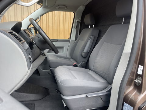 Volkswagen Transporter 2.0 TDI L1H1 BM DC Comfortline | EX BTW | 1e Eigenaar | Cruise Control | Trekhaak |Parkeersensoren Achter | Airconditioning | Navigatie | Stop&Go | Betonplex | Wandbetimmering |
