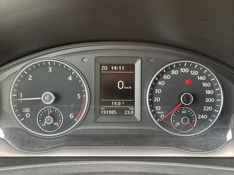 Volkswagen Transporter 2.0 TDI L1H1 BM DC Comfortline | EX BTW | 1e Eigenaar | Cruise Control | Trekhaak |Parkeersensoren Achter | Airconditioning | Navigatie | Stop&Go | Betonplex | Wandbetimmering |