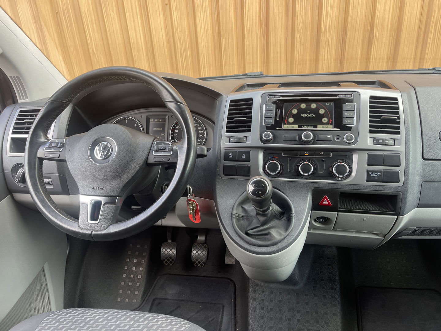 Volkswagen Transporter 2.0 TDI L1H1 BM DC Comfortline | EX BTW | 1e Eigenaar | Cruise Control | Trekhaak |Parkeersensoren Achter | Airconditioning | Navigatie | Stop&Go | Betonplex | Wandbetimmering |