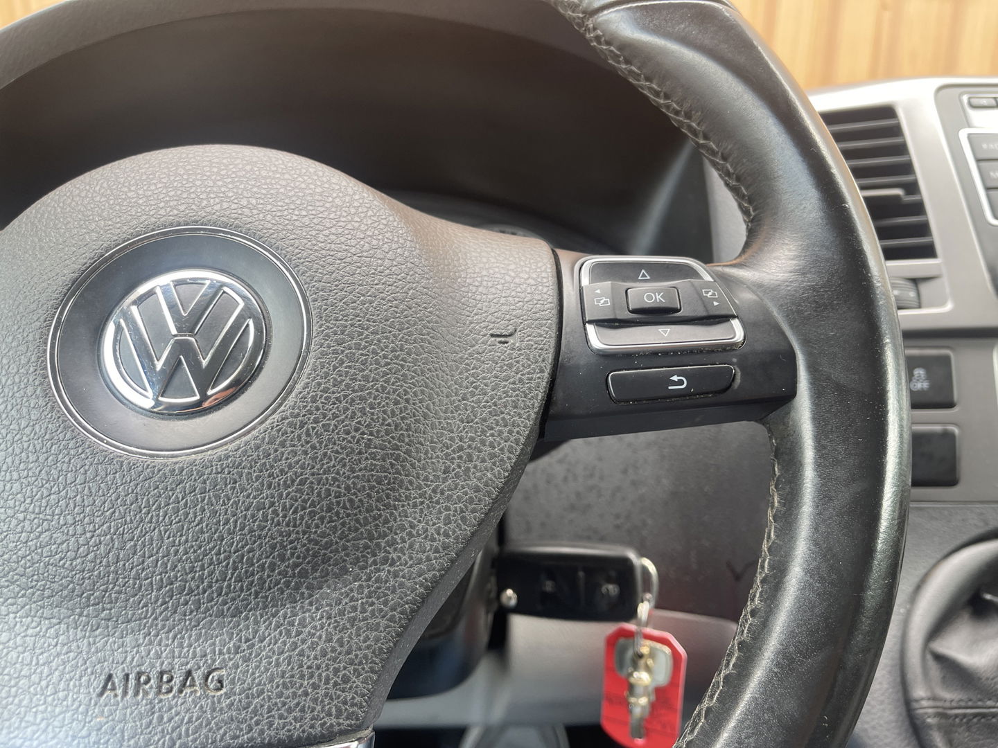 Volkswagen Transporter 2.0 TDI L1H1 BM DC Comfortline | EX BTW | 1e Eigenaar | Cruise Control | Trekhaak |Parkeersensoren Achter | Airconditioning | Navigatie | Stop&Go | Betonplex | Wandbetimmering |