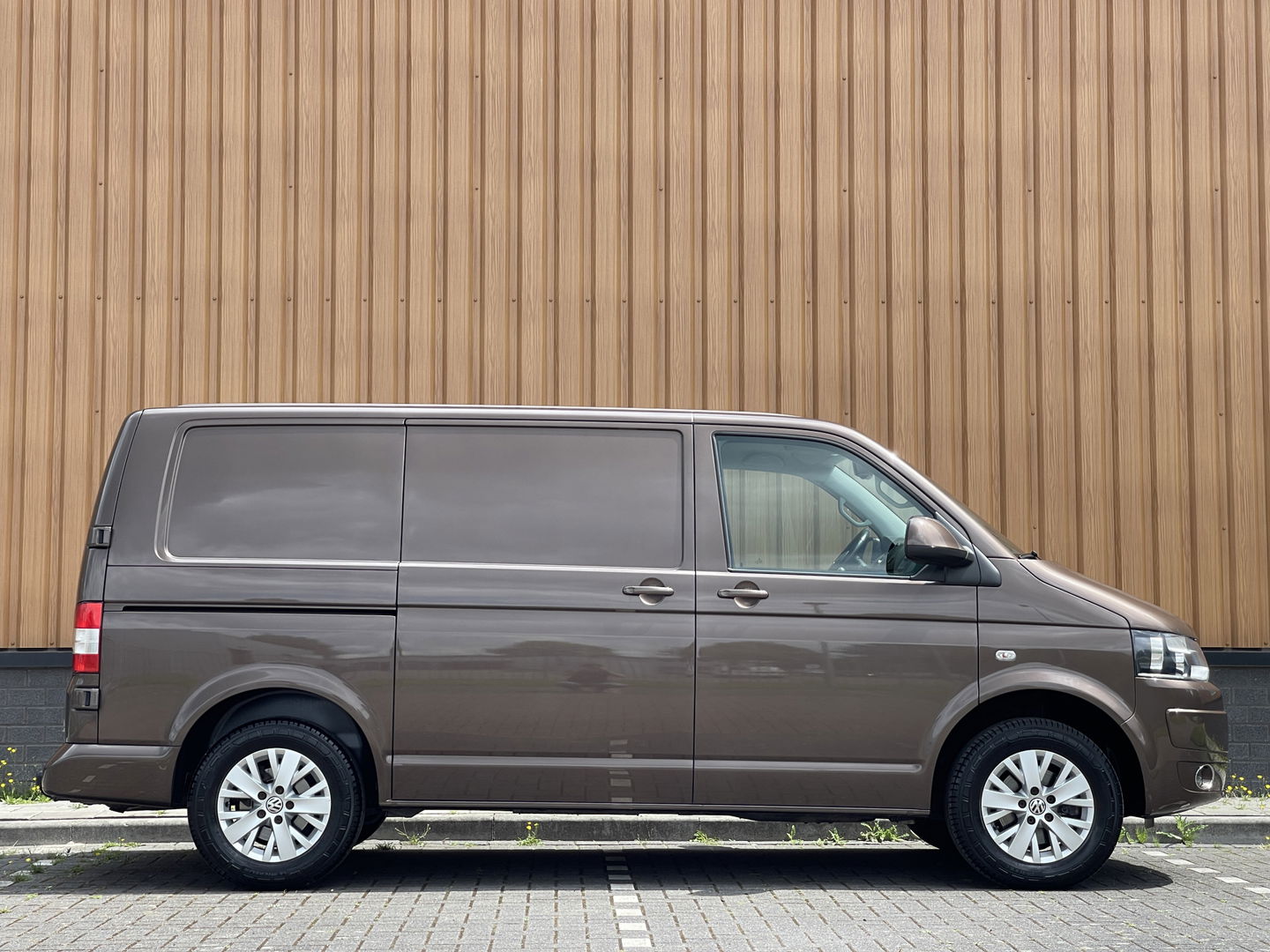 Volkswagen Transporter 2.0 TDI L1H1 BM DC Comfortline | EX BTW | 1e Eigenaar | Cruise Control | Trekhaak |Parkeersensoren Achter | Airconditioning | Navigatie | Stop&Go | Betonplex | Wandbetimmering |