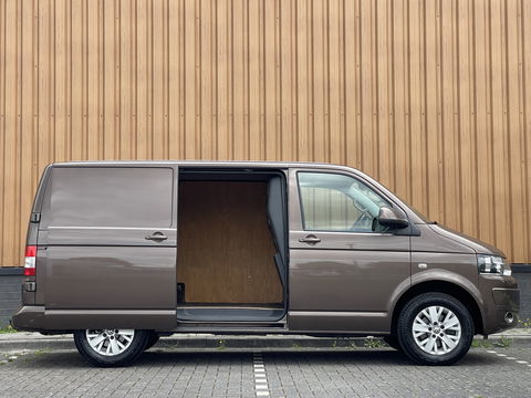 Volkswagen Transporter 2.0 TDI L1H1 BM DC Comfortline | EX BTW | 1e Eigenaar | Cruise Control | Trekhaak |Parkeersensoren Achter | Airconditioning | Navigatie | Stop&Go | Betonplex | Wandbetimmering |