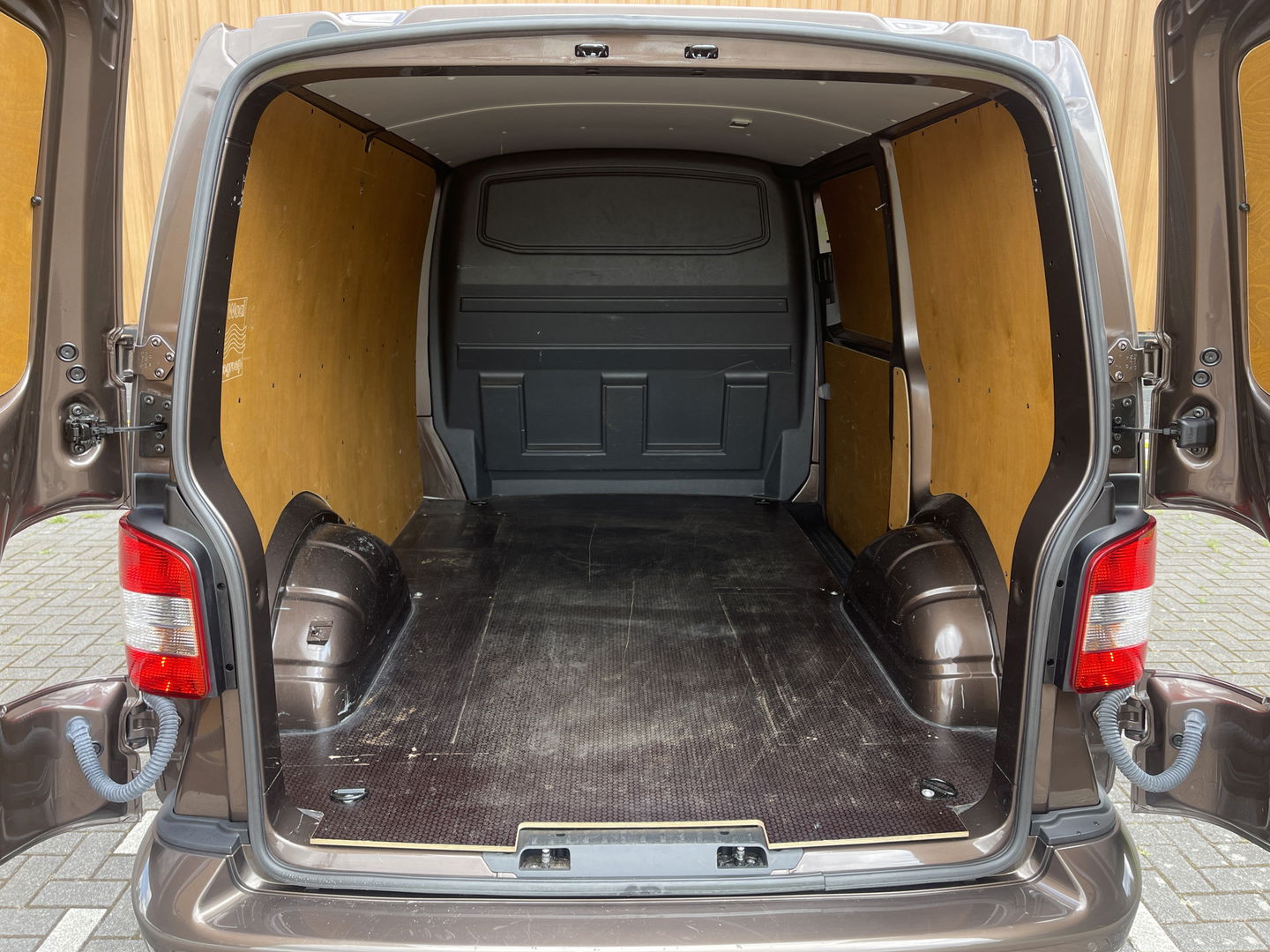 Volkswagen Transporter 2.0 TDI L1H1 BM DC Comfortline | EX BTW | 1e Eigenaar | Cruise Control | Trekhaak |Parkeersensoren Achter | Airconditioning | Navigatie | Stop&Go | Betonplex | Wandbetimmering |