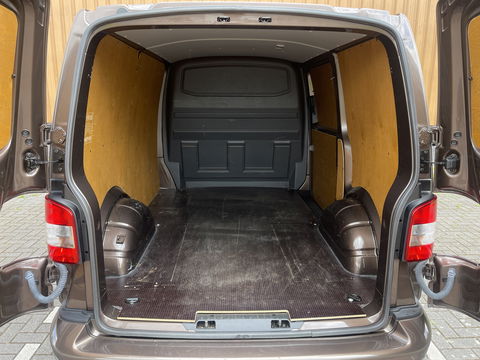 Volkswagen Transporter 2.0 TDI L1H1 BM DC Comfortline | EX BTW | 1e Eigenaar | Cruise Control | Trekhaak |Parkeersensoren Achter | Airconditioning | Navigatie | Stop&Go | Betonplex | Wandbetimmering |