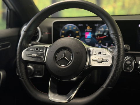 Mercedes-Benz A-Klasse 180 Business Solution AMG | Cruise Control | Achteruitrijcamera | Parkeersensoren | Navigatie | Apple Carplay | Keyless Go | Stoelverwarming |