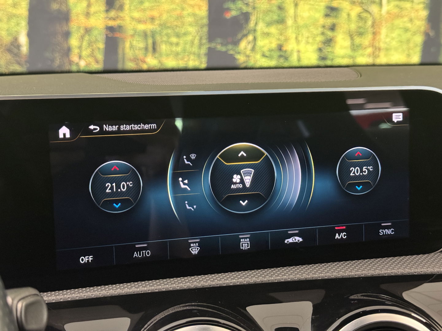 Mercedes-Benz A-Klasse 180 Business Solution AMG | Cruise Control | Achteruitrijcamera | Parkeersensoren | Navigatie | Apple Carplay | Keyless Go | Stoelverwarming |