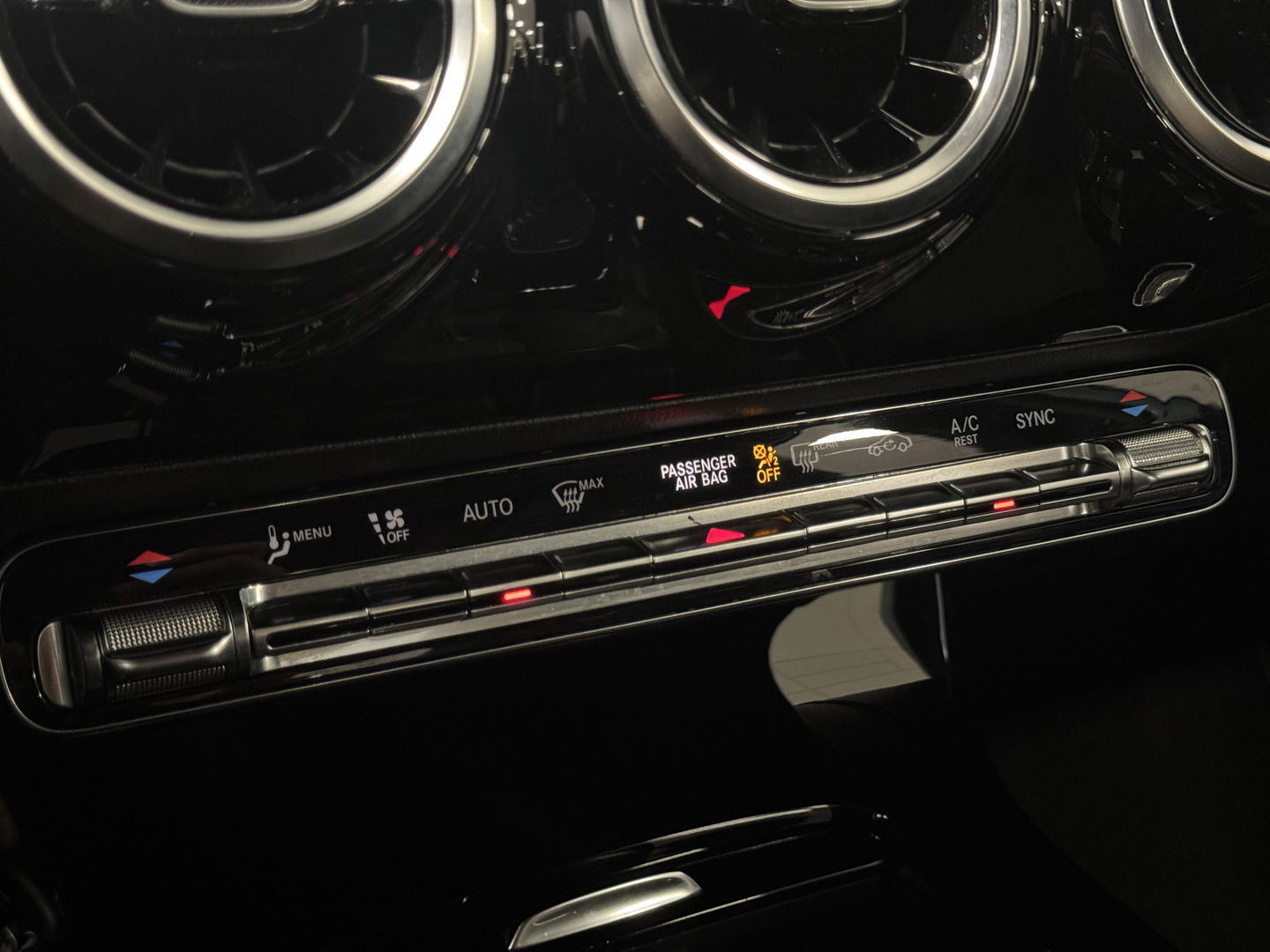 Mercedes-Benz A-Klasse 180 Business Solution AMG | Cruise Control | Achteruitrijcamera | Parkeersensoren | Navigatie | Apple Carplay | Keyless Go | Stoelverwarming |