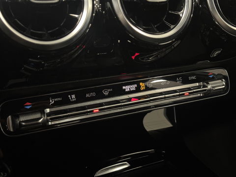 Mercedes-Benz A-Klasse 180 Business Solution AMG | Cruise Control | Achteruitrijcamera | Parkeersensoren | Navigatie | Apple Carplay | Keyless Go | Stoelverwarming |