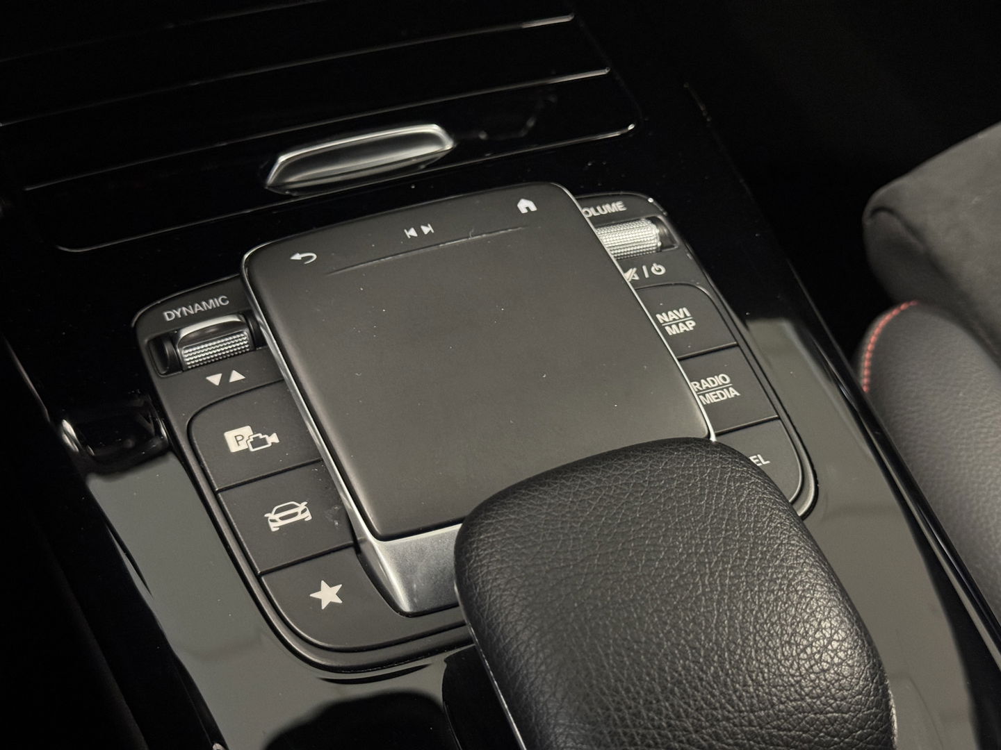 Mercedes-Benz A-Klasse 180 Business Solution AMG | Cruise Control | Achteruitrijcamera | Parkeersensoren | Navigatie | Apple Carplay | Keyless Go | Stoelverwarming |