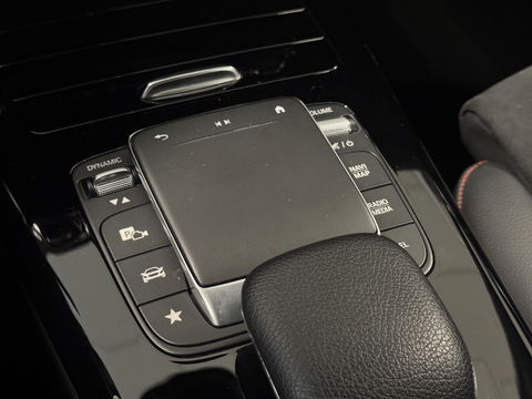 Mercedes-Benz A-Klasse 180 Business Solution AMG | Cruise Control | Achteruitrijcamera | Parkeersensoren | Navigatie | Apple Carplay | Keyless Go | Stoelverwarming |