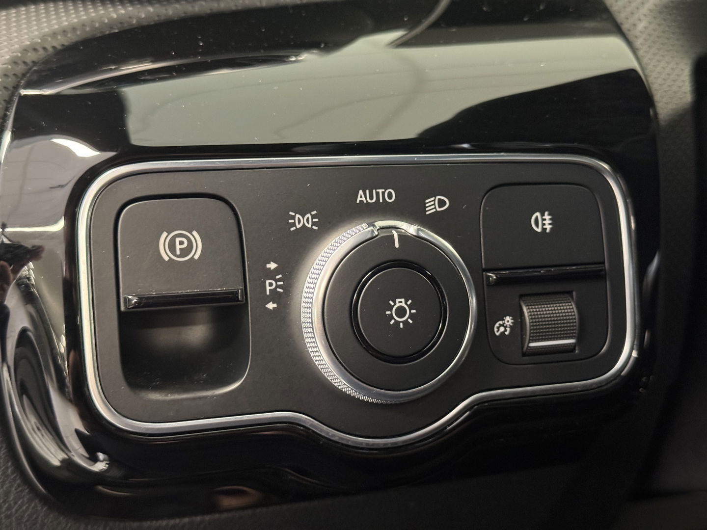 Mercedes-Benz A-Klasse 180 Business Solution AMG | Cruise Control | Achteruitrijcamera | Parkeersensoren | Navigatie | Apple Carplay | Keyless Go | Stoelverwarming |