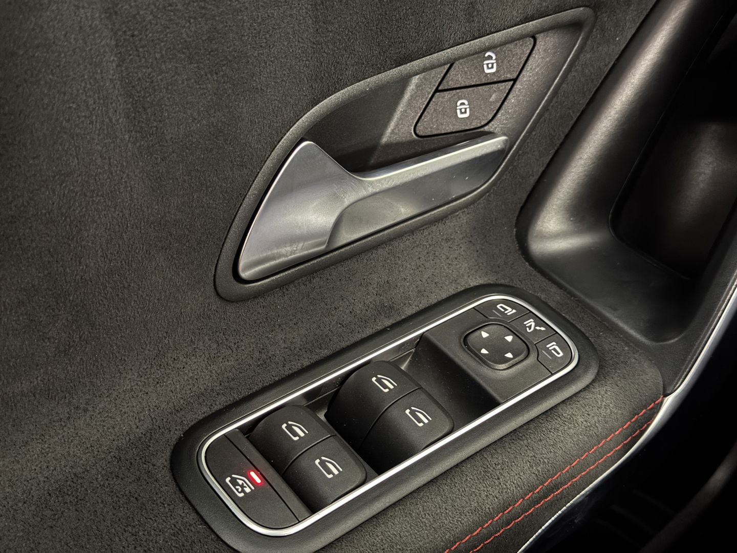 Mercedes-Benz A-Klasse 180 Business Solution AMG | Cruise Control | Achteruitrijcamera | Parkeersensoren | Navigatie | Apple Carplay | Keyless Go | Stoelverwarming |