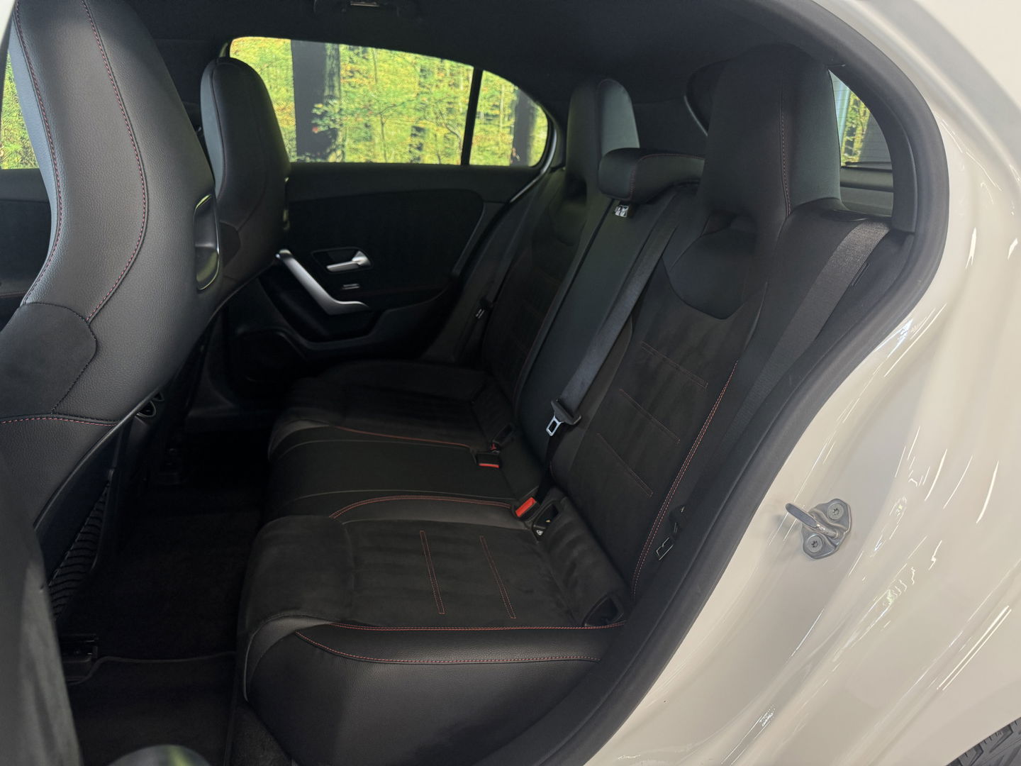 Mercedes-Benz A-Klasse 180 Business Solution AMG | Cruise Control | Achteruitrijcamera | Parkeersensoren | Navigatie | Apple Carplay | Keyless Go | Stoelverwarming |