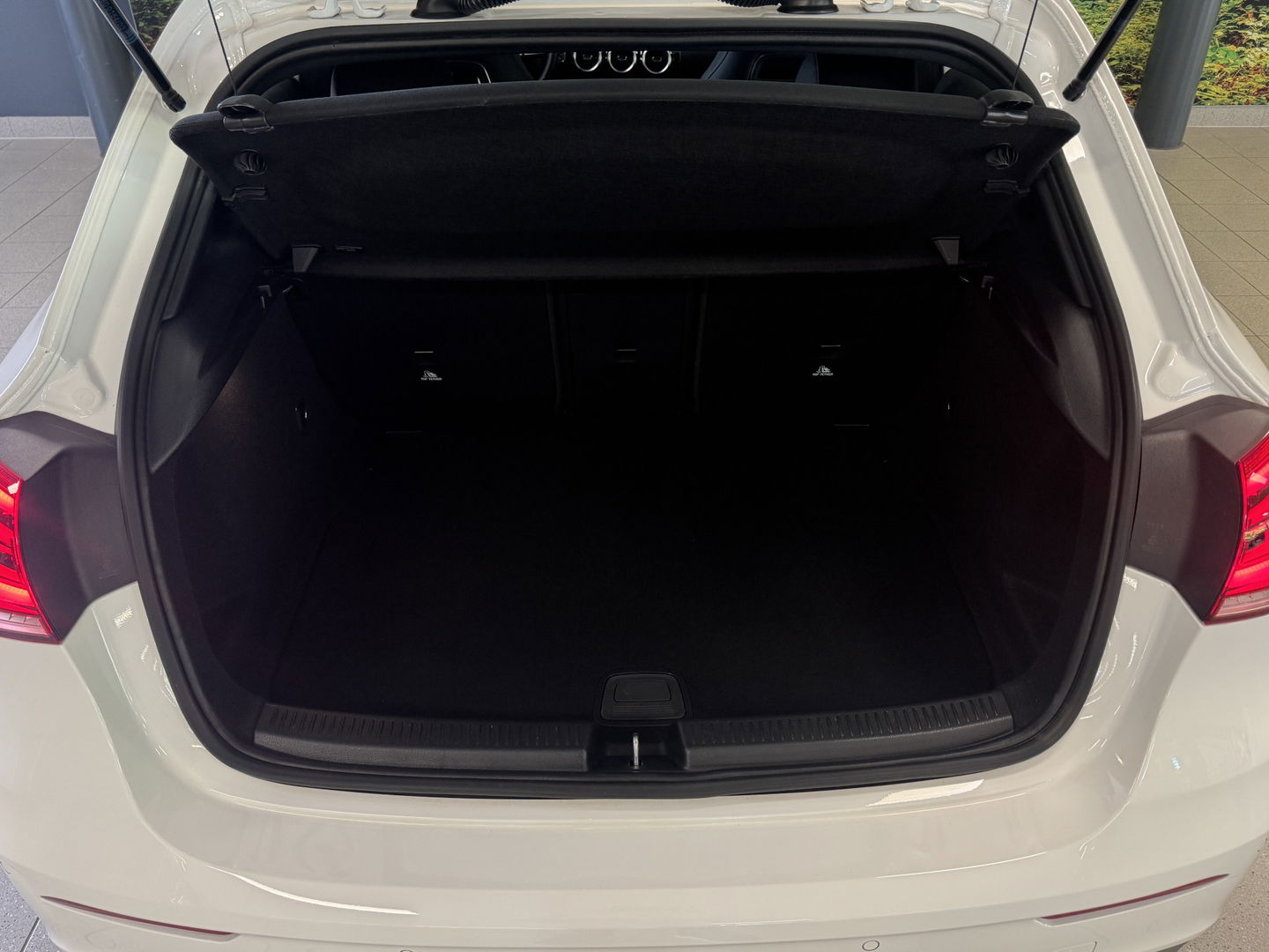 Mercedes-Benz A-Klasse 180 Business Solution AMG | Cruise Control | Achteruitrijcamera | Parkeersensoren | Navigatie | Apple Carplay | Keyless Go | Stoelverwarming |