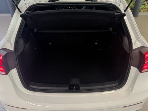 Mercedes-Benz A-Klasse 180 Business Solution AMG | Cruise Control | Achteruitrijcamera | Parkeersensoren | Navigatie | Apple Carplay | Keyless Go | Stoelverwarming |