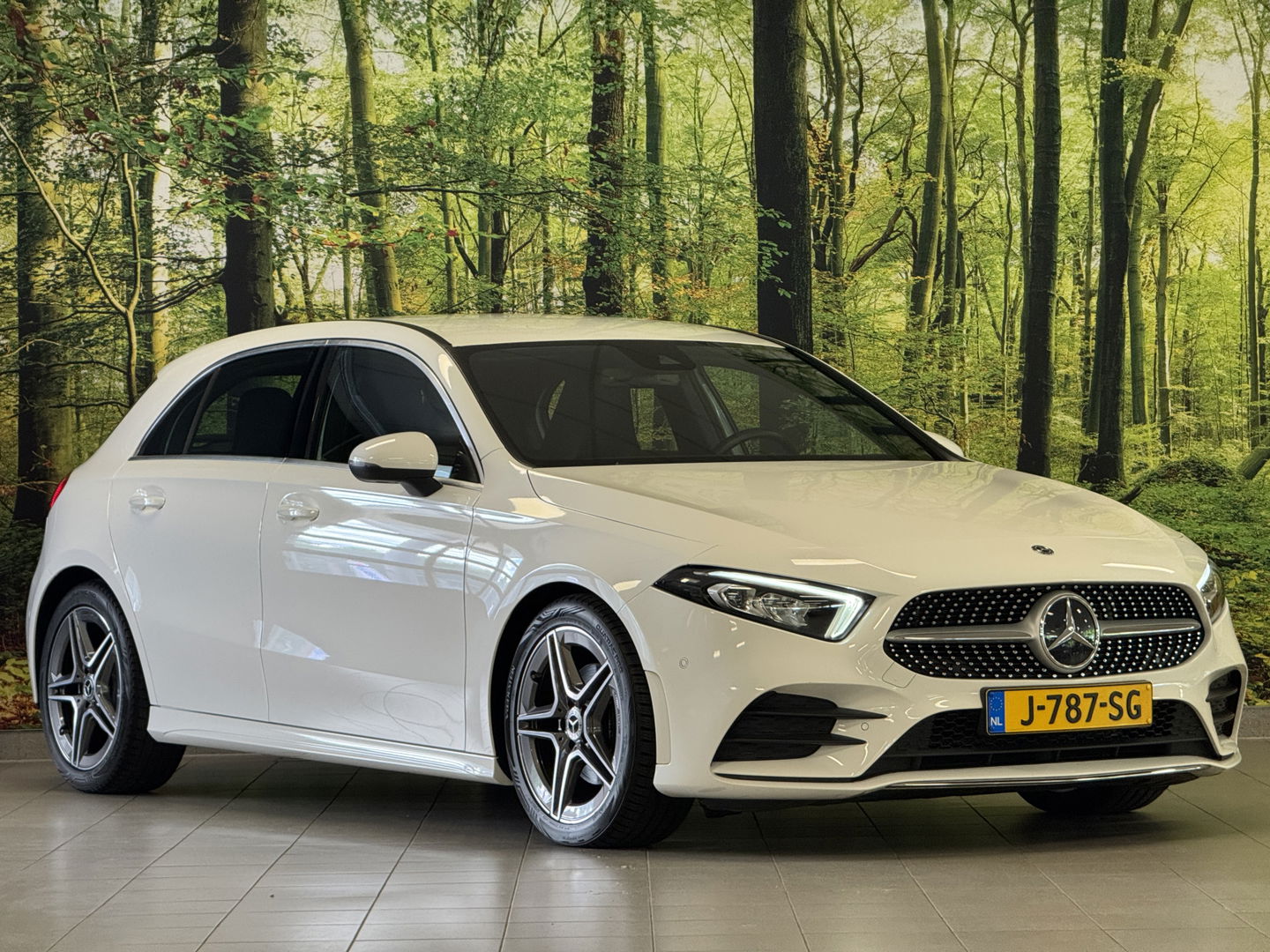 Mercedes-Benz A-Klasse 180 Business Solution AMG | Cruise Control | Achteruitrijcamera | Parkeersensoren | Navigatie | Apple Carplay | Keyless Go | Stoelverwarming |
