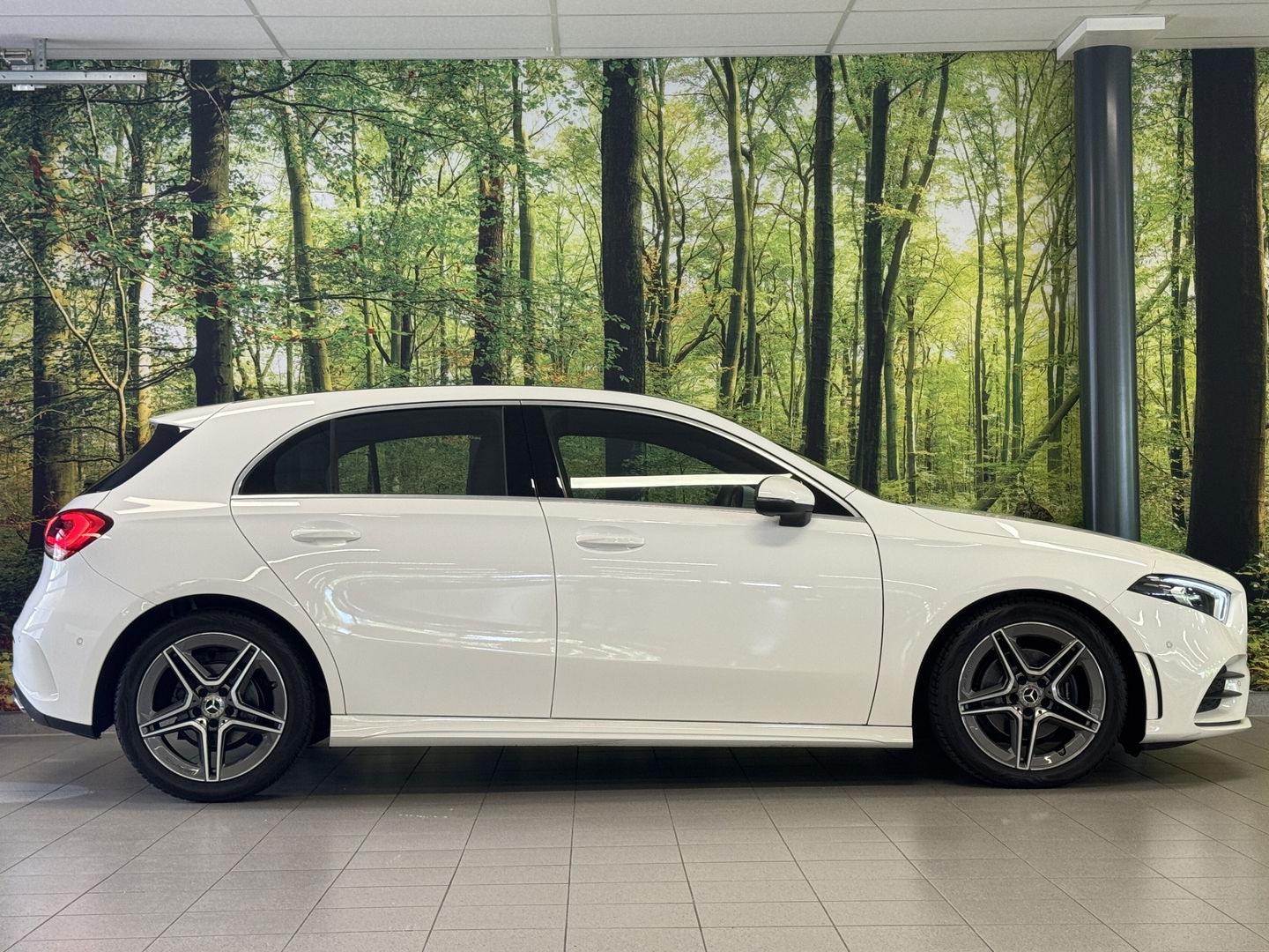 Mercedes-Benz A-Klasse 180 Business Solution AMG | Cruise Control | Achteruitrijcamera | Parkeersensoren | Navigatie | Apple Carplay | Keyless Go | Stoelverwarming |