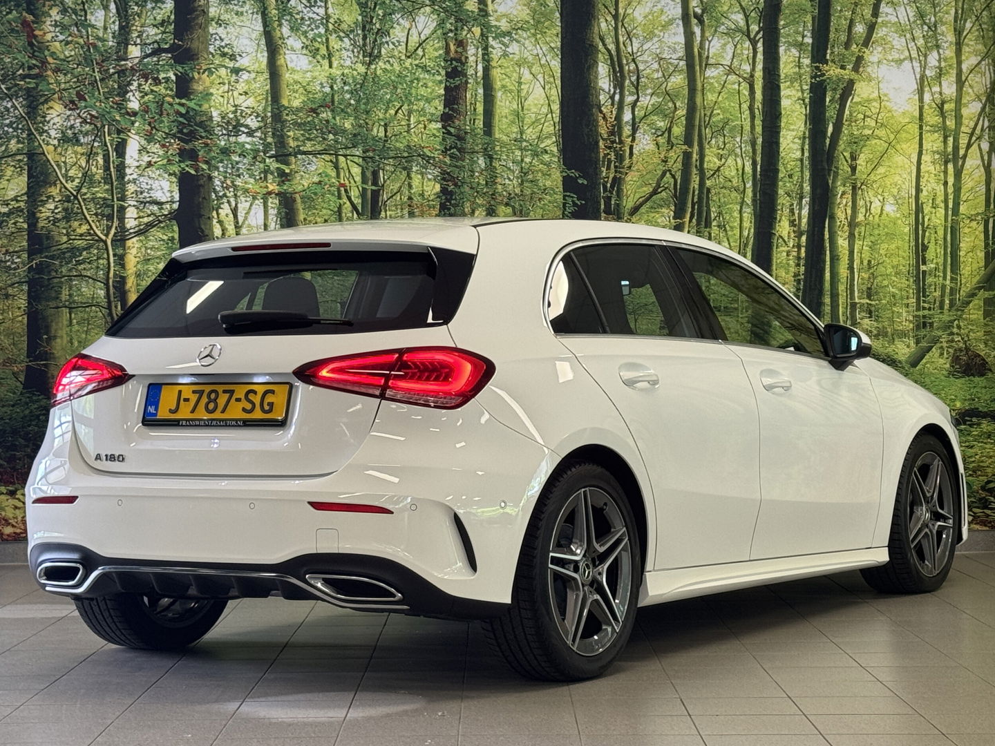 Mercedes-Benz A-Klasse 180 Business Solution AMG | Cruise Control | Achteruitrijcamera | Parkeersensoren | Navigatie | Apple Carplay | Keyless Go | Stoelverwarming |