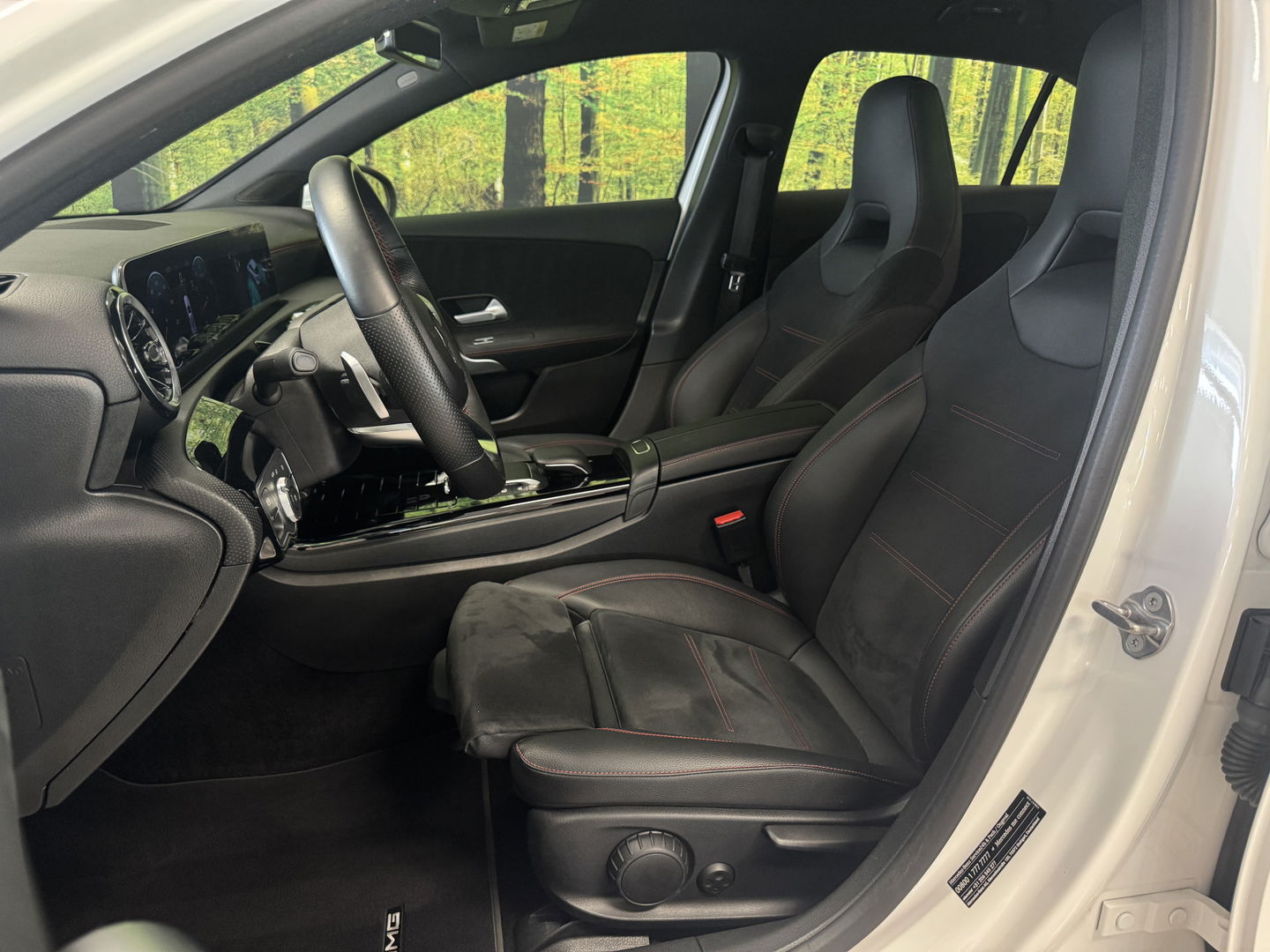 Mercedes-Benz A-Klasse 180 Business Solution AMG | Cruise Control | Achteruitrijcamera | Parkeersensoren | Navigatie | Apple Carplay | Keyless Go | Stoelverwarming |