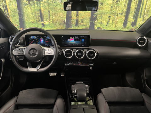 Mercedes-Benz A-Klasse 180 Business Solution AMG | Cruise Control | Achteruitrijcamera | Parkeersensoren | Navigatie | Apple Carplay | Keyless Go | Stoelverwarming |