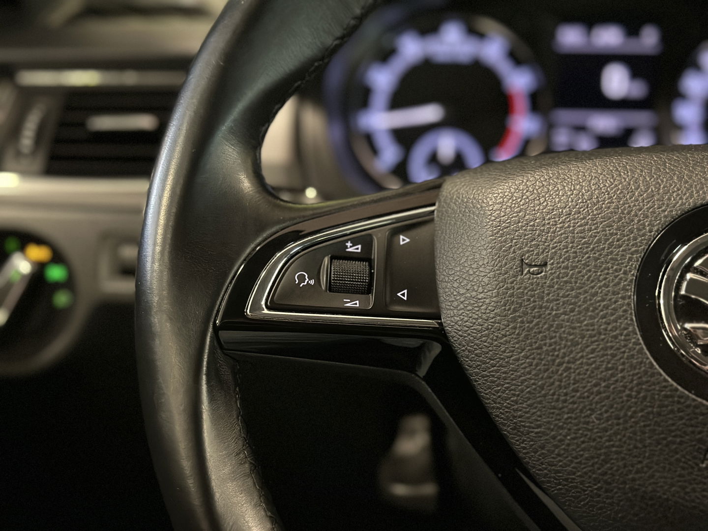 Škoda Rapid Spaceback 1.0 TSI Greentech Clever | Trekhaak | Cruise Control | Parkeersensoren Achter | Stoelverwarming | Bluetooth | Airconditioning | Navigatie | DAB |